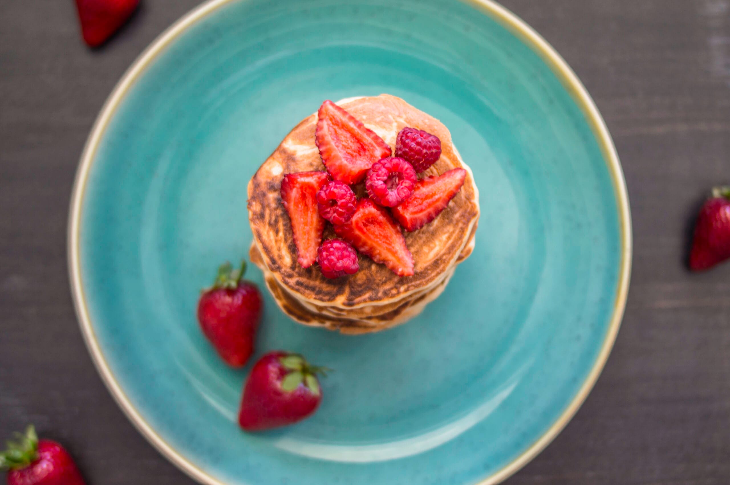 How to Make Fluffy Strawberry Protein Pancakes – High-Protein Vegan Breakfast
