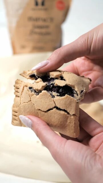 🫐 Протеинови Blueberry Pockets / Protein Blueberry Pockets. (For English scroll down)Eдна рецепта, която не само изглежда прекрасно, но е и пълна с протеин, без глутен и подходяща за всеки момент от деня – закуска, следобедно хапване или сладка протеинова награда след тренировка!За тестото блендирах бадемово брашно, брашно от тапиока, веган масло и VEGAN PROTEIN на @myproteinbg (грахов изолат, вкус ягода 🍓). Оформих на топка и оставих в хладилника.Плънката е още по-лесна – замразени боровинки + чия семена + малко кленов сироп. В касеролка, докато се сгъсти. Стана мечта 💜После разточвам, оформям pocket-ите, пълня, затварям, режа с нож за пица, притискам с вилица и запичам за 15 мин. на 180°C.💥 Може да ги хапвате веднага или да ги украсите с още топинг по избор. Аз си ги обожавам дори натюр!‼️ И не забравяйте – от днес до петък в 12:00 ч. на обяд имате -44% отстъпка в сайта на @myproteinbg с моя код VEGGIEMP! Време е да се запасяваме 💪🫐 Protein Blueberry PocketsHere’s a recipe that looks dreamy and tastes even better – packed with protein, gluten-free, and perfect for any time of day: breakfast, snack or post-workout treat!For the dough, I blended almond flour, tapioca flour, vegan butter, and MyProtein’s VEGAN PROTEIN (pea isolate, strawberry flavor 🍓). Formed it into a ball and chilled it in the fridge.The filling? Frozen blueberries + chia seeds + a splash of maple syrup. Let it simmer until thick – pure magic 💜Then I shaped and filled the dough, sealed the pockets, sliced with a pizza cutter, crimped the edges with a fork, and baked for 15 minutes at 180°C.💥 Enjoy them as they are or decorate with your favorite topping. Personally? I love them just the way they are!‼️ Don’t forget – from today until Friday at 12:00 PM, you get -44% OFF on the @myproteinbg website with my code VGMP! Time to stock up 💪