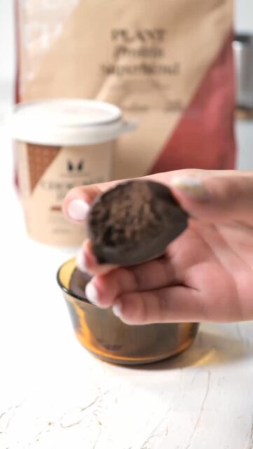 🍫 Шоко-Кафе Протеинови Бонбони / Choco-Coffee Protein Candies🇧🇬
Само две съставки, а резултатът? Гладка, шоколадова магия с аромат на кафе и ядки.
Няма нужда от блендер. Няма нужда от оправдания. Само новото Choc Nut Butter + Plant Protein Superblend (вкус кафе) от @myproteinbg📌 Рецепта:
•	2-3 с.л. Choc Nut Butter @myproteinbg
•	1 мерителна лъжица Plant Protein Superblend (Coffee) @myproteinbg→ Смеси на ръка в купичка до тесто.
→ Оформи топчета.
→ Потопи в разтопен черен шоколад и охлади.💥 Резултат: топчета, които ти се топят в устата и качват протеина без излишни съставки.🛒 Специална отстъпка с моя код VEGGIEMP
#staysharpstaysalty #veganproteinballs #bohemianveg #chocolatefix #vegantreats #myproteinbg #veganenergyboost🇬🇧
Only 2 ingredients, and boom – rich chocolate coffee bliss, no blender needed.
Say hello to the new Choc Nut Butter and Plant Protein Superblend (Coffee Caramel) by @myprotein📌 Recipe:
•	2–3 tbsp Choc Nut Butter
•	1 scoop Plant Protein Superblend – Coffee @myproteinbg→ Mix with a spoon until dough forms
→ Shape into balls
→ Dip in melted dark chocolate and chill⚡️ No-bake, no drama, just smooth & fudgy coffee candies with 10/10 texture.🛒 Use VEGGIEMP for a special discount!
#veganprotein #myproteinvegan #plantbasedfuel #bohemianveg #stayenergized #coffeecravings #homemadetreats #chocolatelovers