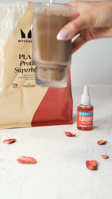 🇧🇬 Ягодово кафе без кафе? Абсолютно да. 🍓
Направих протеинов шейк с вкус на айс кафе и ягоди, без грам кофеин или захар – само свежест и сила 💪💥 1 доза Vegan Protein Superblend Iced Coffee @myproteinbg
💥 10 капки FlavDrops Strawberry @myproteinbg
💥 Растително мляко без захар
💥 + дехидратирани ягоди⚠️ Само до 1 август в 12:00 ч. с код VEGGIEMP получаваш -42% отстъпка в myprotein.bg!
⏳ Линк в сторис#bohemianveg #myproteinbg #vegancoffee #ягодовошейк #безкофеин #веганпротеин #staycoolstaysharp🇬🇧 Strawberry iced coffee – without the coffee. 🍓
Refreshing protein shake with iced coffee flavour, sweet strawberry drops, and no sugar, no caffeine – just plant-based power 💪💥 1 scoop Vegan Protein Superblend Iced Coffee
💥 10 drops FlavDrops Strawberry
💥 Unsweetened plant milk
💥 + freeze-dried strawberriesShake it up and chill down 🍹
⚠️ Use code VEGGIEMP for 42% OFF on myprotein.bg – valid until August 1st, 12:00 PM!#bohemianveg #veganprotein #icedcoffeevibes #strawberryenergy #myproteinpartner #summerfuel #staycoolstaysharp #fuelyourambition #teammyp #myprotein