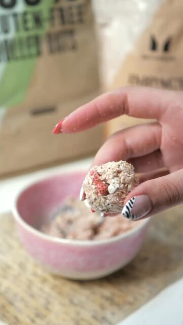 🍓✨ Овесени протеинови топчета с ягоди – бързи, сладки и супер протеинови!
Направени с безглутенов овес на MyProtein, Impact Soy Protein – Natural Strawberry, сушени ягодки и веган кондензирано мляко. Толкова просто, толкова вкусно 💪⚡️ Днес е последен шанс да се възползваш от -52% в сайта на @myproteinbg с моя код VEGGIEMP -52% 👉 само до 21:00 ч.! 🛒#bohemianveg #myproteinbg #proteinballs #veganprotein #impactweek #vegansnack #staystrongstaysalty #proteinrecipes🍓✨ Strawberry Protein Oat Balls – quick, gooey, and packed with protein!
Made with MyProtein Gluten-Free Oats, Impact Soy Protein – Natural Strawberry, dried strawberries, and vegan condensed milk. Simple and so good 💪⚡️ Today is the last chance to grab -52% at @myprotein with my code VEGGIEMP -52% 👉 only until 9 PM! 🛒#bohemianveg #myprotein #proteinballs #veganprotein #impactweek #vegansnack #staystrongstaysalty #proteinrecipes #teammp #fuelyourambition