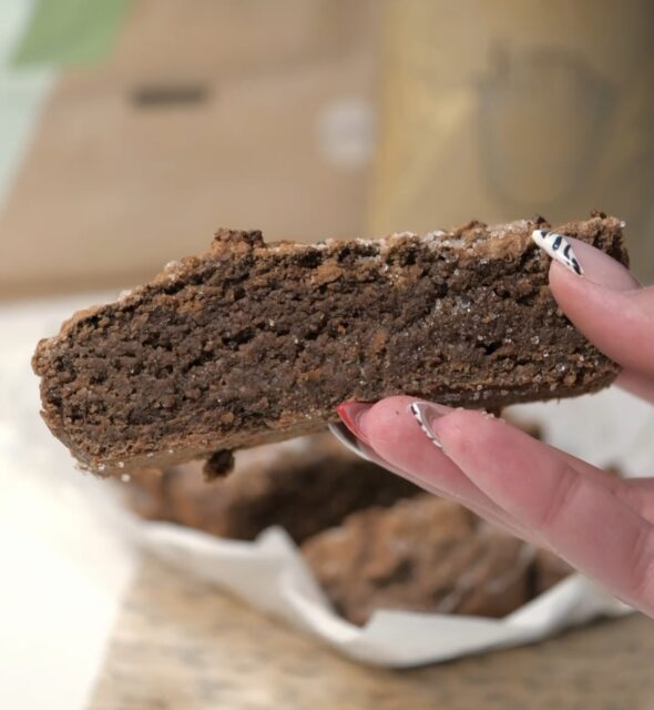 🇧🇬 Протеинови овесени барчета с вкус на канела 🍫✨ (for English scroll down)Меки, гуи и с есенен аромат. Перфектни за бърза закуска или сладък следобеден снак.🥄 Продукти:
•	2 ½ ч.ч. овесено брашно (без кокосово брашно)
•	½ ч.ч. Plant Protein Superblend – Cinnamon Bark (MyProtein)
•	1 с.л. канела
•	2 с.л. захар или еритритол
•	½ ч.ч. фъстъчено масло
•	½ ч.ч. сироп от кафяв ориз или кленов сироп
•	1 ч.л. ванилов екстракт
•	2 с.л. растително мляко🔥 Метод:
Смесете сухите съставки в купа. Добавете фъстъченото масло, сиропа, ванилията и млякото. Разбъркайте до тесто, прехвърлете във форма с хартия за печене и загладете. Печете около 20–25 минути на 180°C.
Охладете, нарежете и готово – барове с плътен вкус на канела!💥 Подгответе се – на 3.09 стартира Impact Week в @myprotein.bg. Едни от най-големите намаления за годината идват! 🛒#bohemianveg #myproteinbg #impactweek #veganprotein #cinnamonbark #proteinbar #oatsnack #staystrongstaysalty🇬🇧 Cinnamon Protein Oat Bars 🍫✨Soft, gooey, and full of autumn vibes. Perfect for a quick breakfast or a sweet snack.🥄 Ingredients:
•	2 ½ cups oat flour (no coconut flour)
•	½ cup Plant Protein Superblend – Cinnamon Bark (MyProtein)
•	1 tbsp cinnamon
•	2 tbsp sugar or erythritol
•	½ cup peanut butter
•	½ cup brown rice syrup or maple syrup
•	1 tsp vanilla extract
•	2 tbsp plant milk🔥 Method:
Mix dry ingredients in a bowl. Add peanut butter, syrup, vanilla, and milk. Stir into a dough, transfer to a lined baking dish, and smooth the top. Bake for 20–25 mins at 180°C.
Cool, slice, and enjoy your gooey cinnamon bars!💥 Get ready – Impact Week starts Sept 3rd at @myprotein. One of the biggest sales of the year is coming! 🛒#bohemianveg #myprotein #impactweek #veganprotein #cinnamonbark #proteinbar #oatsnack #plantbasedfuel